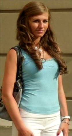 Anna Fermanova casual con un loo casual