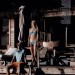 Cameron Richardson con un bikini azul Cameron Richardson con un bikini azul en una casa de playa