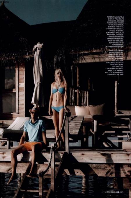 Cameron Richardson con un bikini azul en una casa de playa