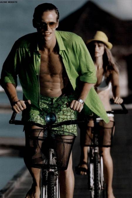 Cameron Richardson en bicicleta por el mar