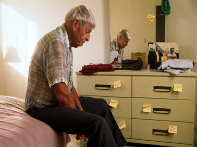 Hombre con Alzheimer sentado en la cama