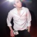 Lady GaGa con camisa y pantalones posando de perfil