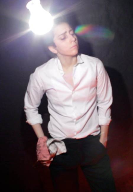 Lady GaGa con camisa y pantalones posando de perfil