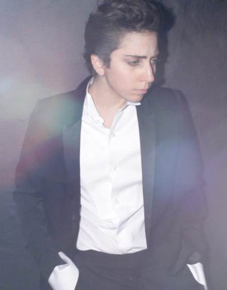 Lady GaGa con un traje negro y una pose fashion