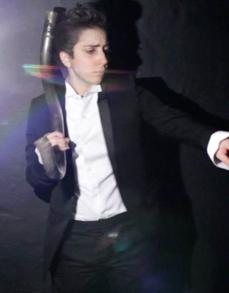 Lady GaGa con un tubo posando con un traje masculino