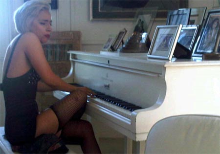 Lady GaGa tocando el piano Lady GaGa tocando el piano de John Lennon