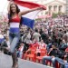 Larissa Riquelme feliz con la bandera de Paraguay