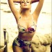Lindsay Lohan posando sensual en la playa Lindsay Lohan posando sensual en la playa con un traje de baño retro