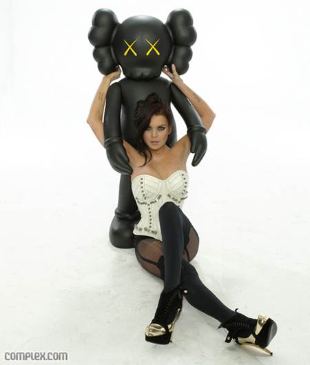 Lindsay Lohan posando sexy con un oso negro