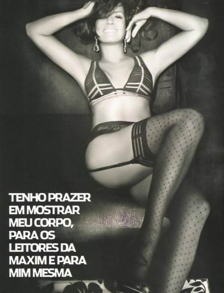 Luiza Brunet con lenceria sexy y atrevida posando en un sofa