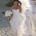 Megan Fox caminando por la playa con su gran vestido de novia