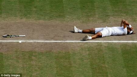 Rafael Nadal tirado en la cancha de tenis