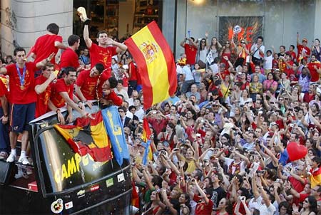 Victorioso equipo español al regreso a su pais
