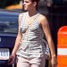 Emma Watson con nuevo corte de pelo caminando por la calle