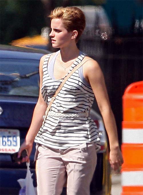 Emma Watson con nuevo corte de pelo caminando por la calle