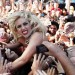 Lady GaGa con un gesto monstruoso Lady GaGa con un gesto monstruoso entre sus fans