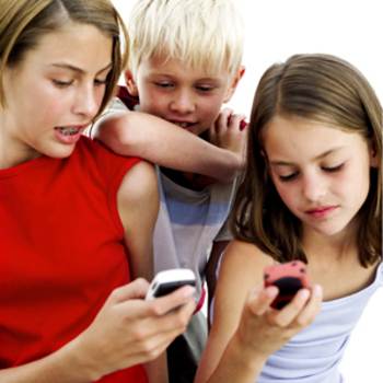 Niños enviando revisando los mensajes de texto