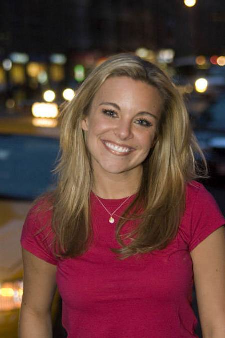 Tiffany Simons sonriente