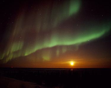 Una aurora boreal acompaña a esta puesta de sol