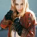 Liz Bell con medio cuerpo modelando a lo hippie Liz Bell con medio cuerpo modelando a lo hippie