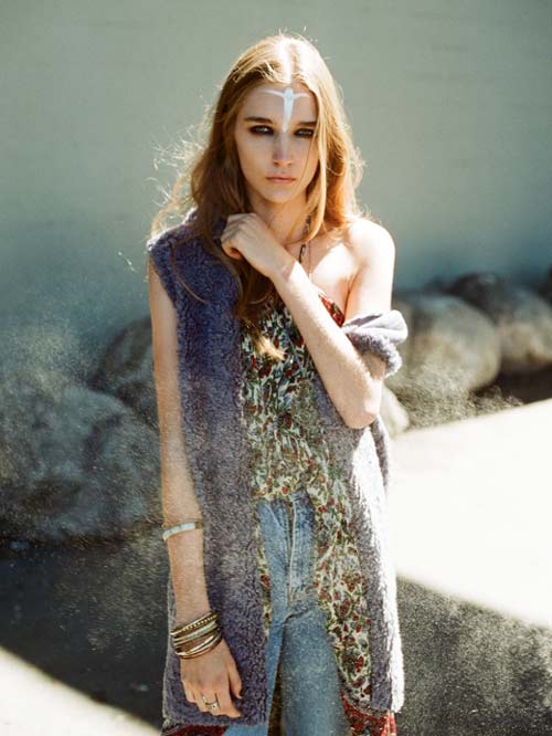 Liz Bell  con vestido y hombro descubierto, muy hermosa foto