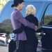 novio de lady gaga abrazandola fuerte
