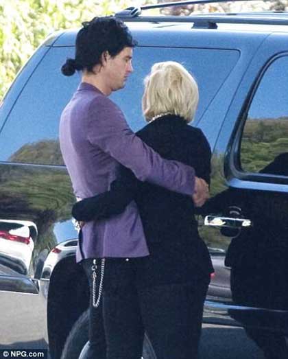novio de lady gaga abrazandola fuerte