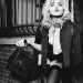 Madonna lanzando un beso a la cámara.