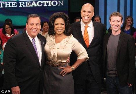 mark zuckerberg con oprah y los invitados, Chris Christie y Cory Booker