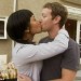 mark zuckerberg besando a su novia de manera cariñosa