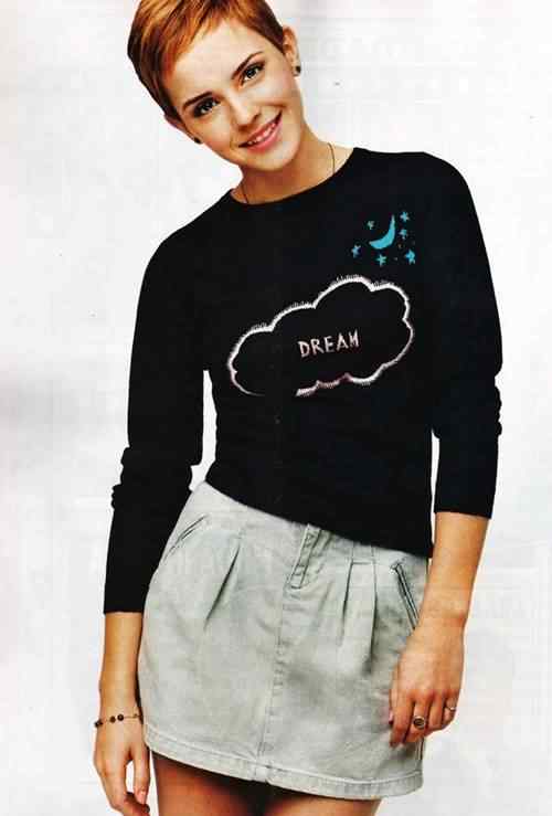 Vistiendo una simple camisa de manga tres cuartos, Emma Watson, aún comprueba que es realmente bella