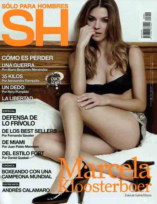 Marcela Kloosterboer posa sensualmente lencería mientras se muerde un dedo