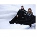 Abbey Lee nos muestra un conjunto mayormente negro, las botas de nieve estilizadas al contorno de sus piernas