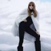 Abbey Lee posando con un espectacular cambio; un abrigo blanquesino que cae como si fuera una capa, los pantalones negros específicamente a su medida