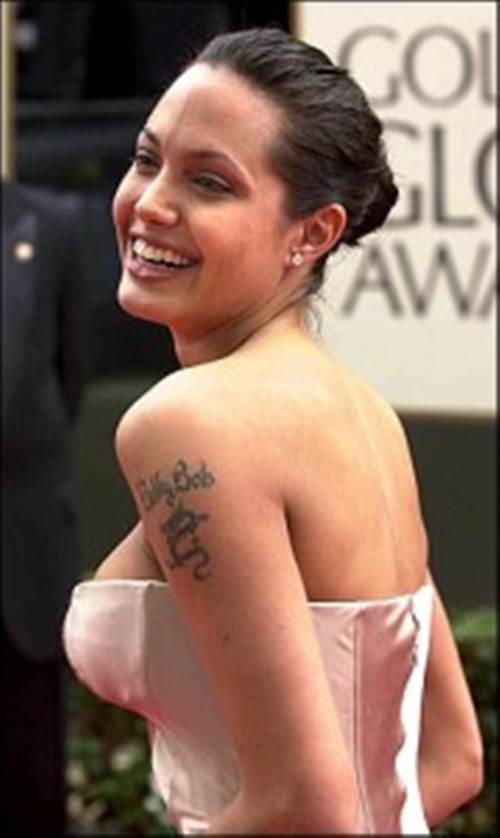 angelina jolie tatuaje hermosa Actriz Angelina Jolie, en entrega de premios, posando de perfil un vestido rosa strapless, mostrando el tatuaje en su brazo