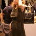 Courtney Love con una expresión distraída en su rostro, mira hacia algún lado