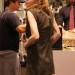 Courtney Love volteando mientras paga sus compras en el centro comercial