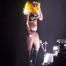 Lady Gaga posando de pie con bikini, su visible pancita y piernas gordas