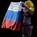 Lady Gaga alzando la bandera de Rusia, regalo de fans que asistieron a su concierto en Oslo.