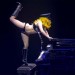 Lady Gaga demuestra que su aumento de peso no impide su flexibilidad.