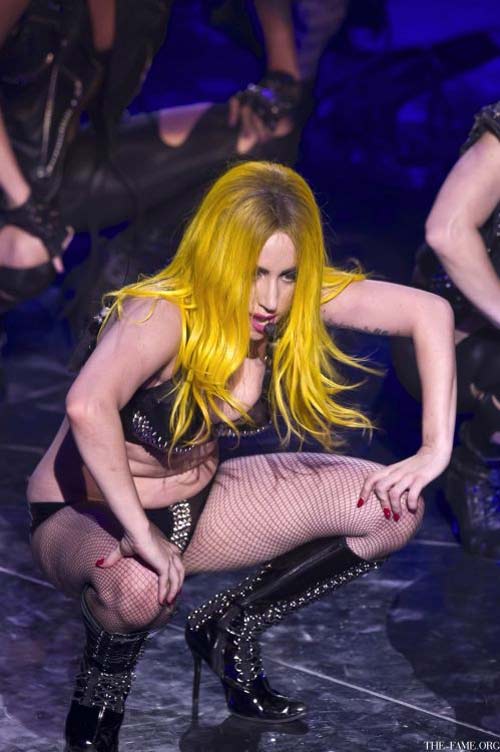Lady Gaga de rodillas bailando su éxito "Telephone"