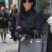 Kim Kardashian paseando por Nueva York con lentes oscuros, boina y abrigo largo.
