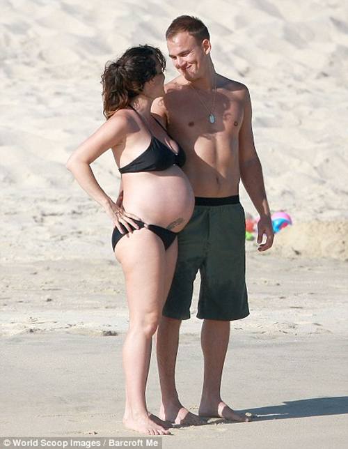 Alanis Morisette y su esposo Mario treadway se miran muy enamorados, conviviendo antes del nacimiento de su primer bebé