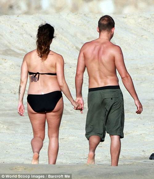 Alanis Morisette al lado de su esposo, demuestran su amor por el primer hijo que espera la pareja