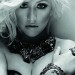 Christina Aguilera modelando una extravagante gargantilla y luciendo brazaletes grandes y exagerados.