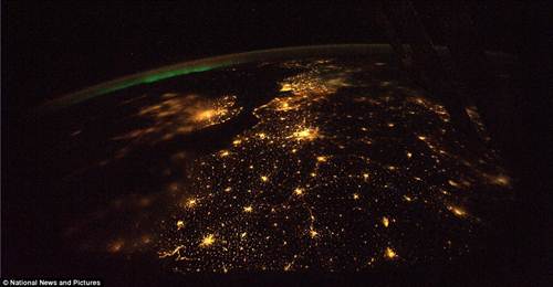 ciudad que no duerme paris Unas hermosas auroras boreales se observan a los lejos de la inminente ciudad de París, Francia. Pueblos y la misma ciudad, se muestran hermosas y brillantes.