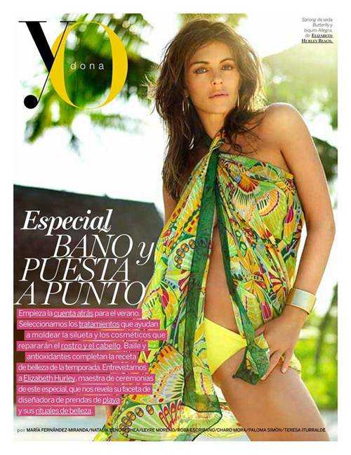 Elizabeth Hurley, muy sexy posando con un llamativo traje de baño mientras su mirada seductora nos deleita