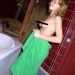 Emma Watson topless con sonrisa y toalla verde cubriendo su cuerpo bajo