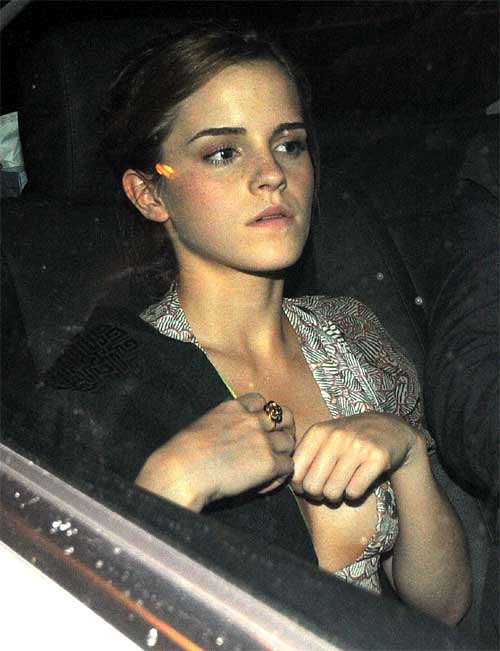 Emma Watson casi mostrando su seno por error, captada por un fotografo