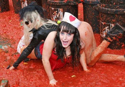 En el suelo, Katy Perry intenta liberarse de la sensual trampa que Lady Gaga le había planeado